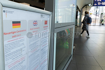 Informationstafel fuer die Corona Pandemie im Berliner Hauptbahnhof