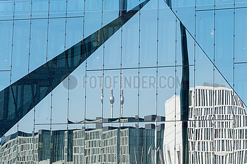 Spiegelung der Berliner Skyline im Gebaeude The Cube