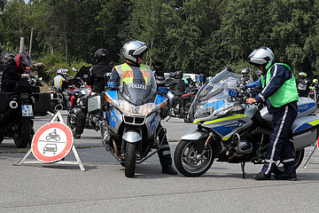 Pirna  Deutschland  Motorradpolizisten sichern einen Motorradconvoi