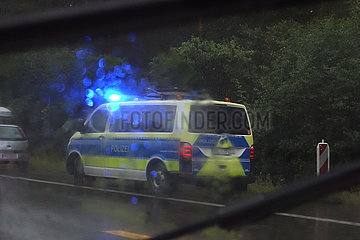 Pirna  Deutschland  Polizeiwagen steht bei einer Autopanne auf dem Seitenstreifen der Autobahn