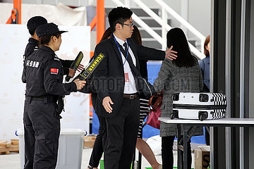 Conghua  China  Sicherheitspersonal bei der Arbeit