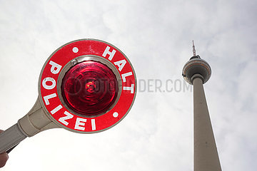 Berlin  Deutschland  Polizeikelle vor dem Berliner Fernsehturm