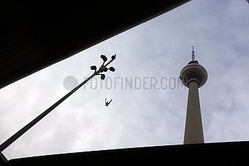 Berlin  Deutschland  Ueberwachungskameras auf dem Alexanderplatz vor dem Berliner Fernsehturm