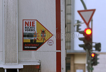 Berlin  Deutschland  Warnhinweis Achtung Toter Winkel an einem LKW