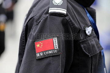 Conghua  China  Chinesische Nationalfahne auf einem Hemd eines Wachschuetzers