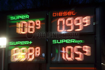 Berlin  Deutschland  der Preis fuer Diesel ist wegen der Coronakrise auf unter einen Euro gefallen