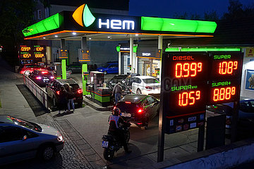 Berlin  Deutschland  der Preis fuer Diesel ist wegen der Coronakrise auf unter einen Euro gefallen