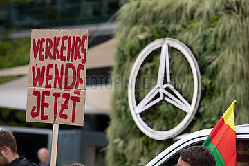 Demonstration against Mercedes for peace and a turn of mobility