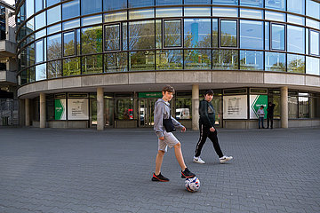 Deutschland  Bremen - Zwei Jungen mit Fussball vor dem Weserstadion des SV Werder Bremen