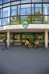 Deutschland  Bremen - Brieftraegerin an der Geschaeftsstelle des SV Werder Bremen im Weserstadion