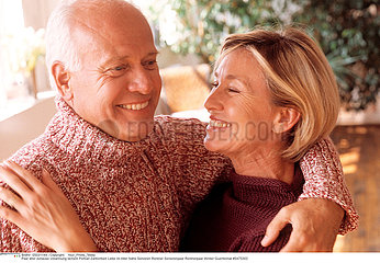 COUPLE INTERIEUR 3EME AGE COUPLE INTERIOR ELDERLY PEOPLE