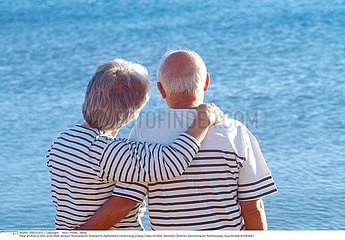 COUPLE EXTERIEUR 3EME AGE COUPLE EXTERIOR ELDERLY PEOPLE