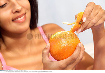 ALIMENTATION FEMME FRUIT WOMAN EATING FRUIT