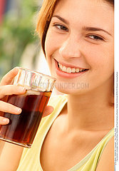 BOISSON FROIDE FEMME WOMAN WITH COLD DRINK