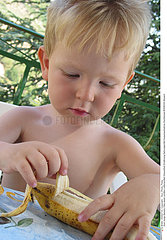 ALIMENTATION ENFANT FRUIT CHILD EATING FRUIT