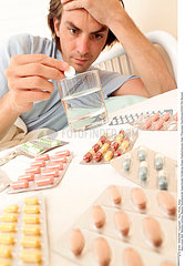 THERAPEUTIQUE HOMME MAN TAKING MEDICATION