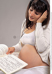 FEMME ENCEINTE INTERIEUR MUSIQUE PREGNANT WOM. LISTENING TO MUSIC