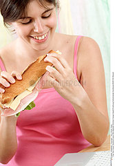 ALIMENTATION ADOLESCENT SANDWICH ADOLESCENT EATING A SANDWICH