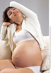 FEMME ENCEINTE INTERIEUR REPOS PREGNANT WOMAN RESTING