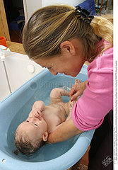 BAIN NOURRISSON INFANT TAKING A BATH