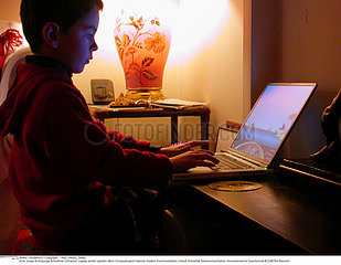 INFORMATIQUE UTILISATEUR ENFANT CHILD AT A COMPUTER
