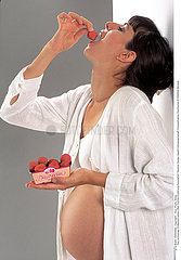 FEMME ENCEINTE ALIMENTATION PREGNANT WOMAN EATING