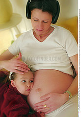 FEMME ENCEINTE & ENFANT PREGNANT WOMAN & CHILD