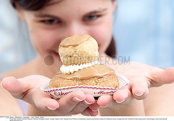 ALIMENTATION ADOLESCENT SUCRERIE ADOLESCENT EATING SWEETS