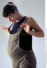 FEMME ENCEINTE INTERIEUR PREGNANT WOMAN INDOORS