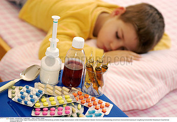 THERAPEUTIQUE ENFANT CHILD TAKING MEDICATION