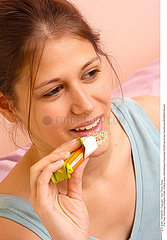 ALIMENTATION FEMME GRIGNOTAGE WOMAN SNACKING