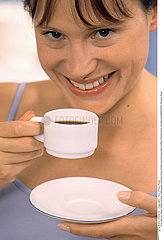 BOISSON CHAUDE FEMME WOMAN WITH HOT DRINK