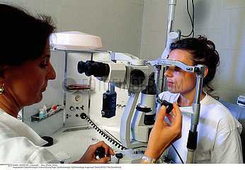 OPHTALMOLOGIE FEMME OPHTHALMOLOGY  WOMAN