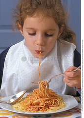 ALIMENTATION ENFANT FECULENT CHILD EATING STARCHY FOOD