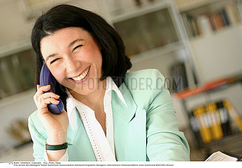 TELEPHONE FEMME WOMAN TELEPHONING
