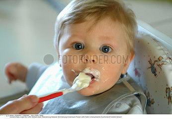 ALIMENTATION NOURRISSON INFANT EATING