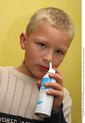 AEROSOL ENFANT NEZ CHILD USING NOSE SPRAY
