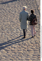 COUPLE EXTERIEUR 3EME AGE ELDERLY COUPLE OUTDOORS