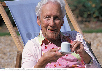 BOISSON CHAUDE 3EME AGE ELDERLY PERSON WITH HOT DRINK