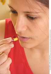 THERAPEUTIQUE FEMME WOMAN TAKING MEDICATION