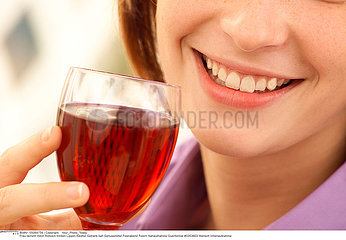 BOISSON FEMME WOMAN DRINKING