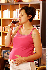 BOISSON FEMME ENCEINTE PREGNANT WOMAN DRINKING