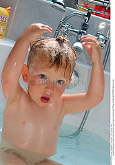 BAIN ENFANT CHILD TAKING A BATH