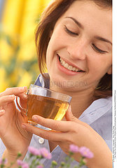 BOISSON CHAUDE FEMME WOMAN WITH HOT DRINK