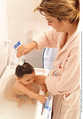 BAIN NOURRISSON INFANT TAKING A BATH
