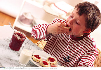 ALIMENTATION ENFANT PETIT DEJ. CHILD EATING BREAKFAST
