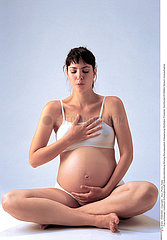 FEMME ENCEINTE RELAXATION PREGNANT WOMAN RELAXING