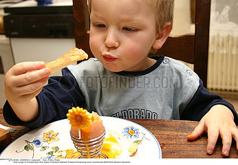 ALIMENTATION ENFANT REPAS CHILD EATING A MEAL