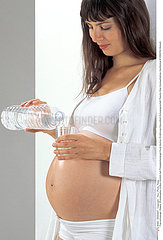 FEMME ENCEINTE BOISSON PREGNANT WOMAN WITH A DRINK