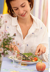 ALIMENTATION FEMME REPAS WOMAN EATING A MEAL